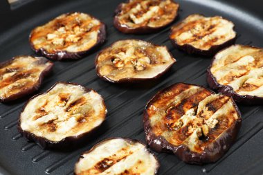 Siyah tavada ızgara patlıcan parçaları, yakın plan. Lezzetli sebze.