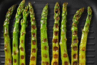 Tavada nefis ızgara kuşkonmaz, üst manzara.