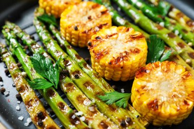 Lezzetli ızgara sebzeler, tavada baharatlar, yakın plan.