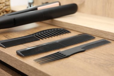 Kuaförde ahşap gösteriş için farklı saç şekillendirme araçları, yakın çekim.