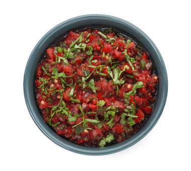 Beyaz tencereye izole edilmiş lezzetli salsa sosu.