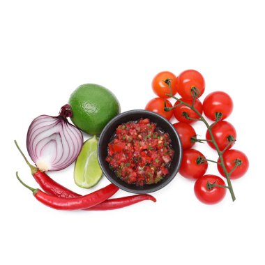 Lezzetli salsa sosu ve beyaza izole edilmiş malzemeler.