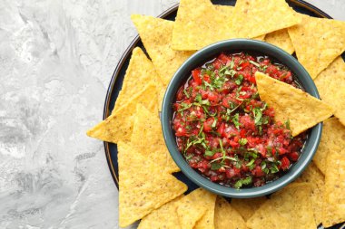 Gri masadaki nachos soslu leziz salsa sosu.