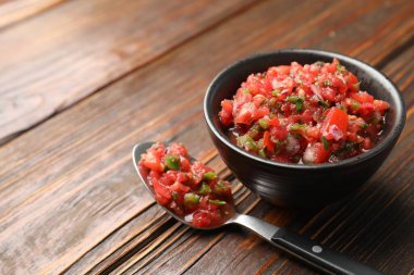 Tabakta salsa sosu, tahta masada kaşık, yakın plan. Metin için boşluk