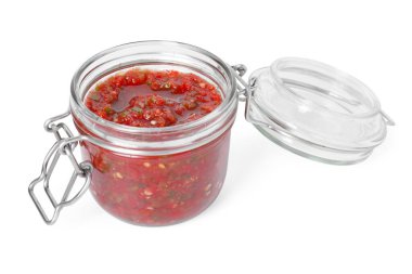 Kavanozdaki lezzetli salsa sosu beyaza izole edilmiş.