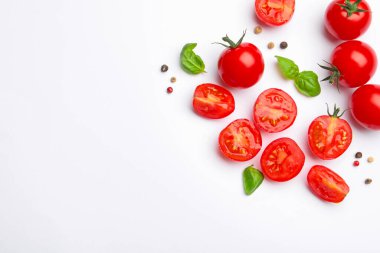 Taze olgun domatesler, fesleğen ve beyaz arka planda biber, düz uzanma. Metin için boşluk