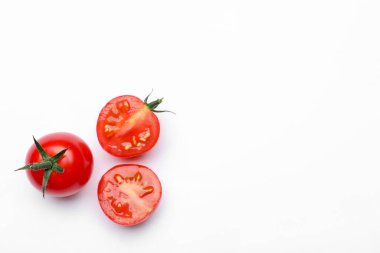 Beyaz arka planda bütün kırmızı domatesler, düz yatıyordu. Metin için boşluk
