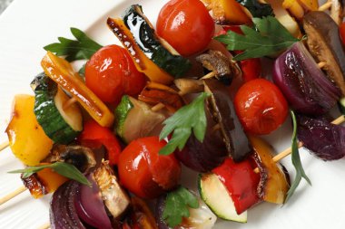 Lezzetli ızgara sebzeli şişler masanın üstünde.