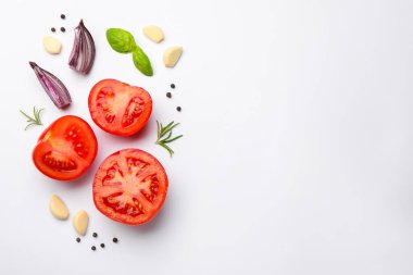 Olgun kırmızı domatesler, baharatlar ve otlar beyaz arka planda, düz yerde. Metin için boşluk