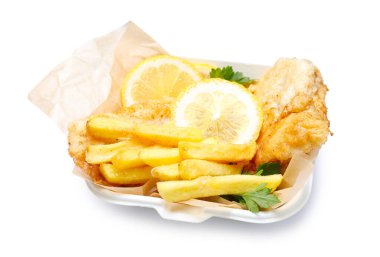 Beyaz üzerine izole edilmiş limon ve maydanozlu İngiliz Geleneksel Balık ve patates kızartması