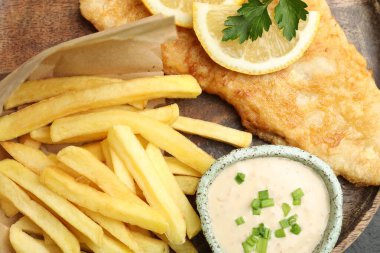 Sos, limon ve maydanozlu İngiliz Geleneksel Balık ve patates kızartması.