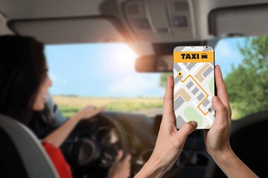 Takside oturan adam cep telefonu uygulaması ile aradı.