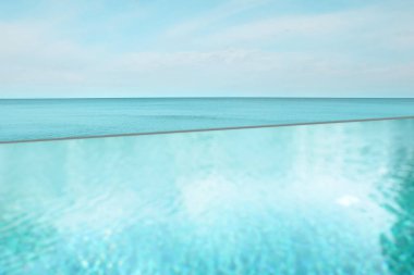 Temiz su ve okyanus manzaralı yüzme havuzu