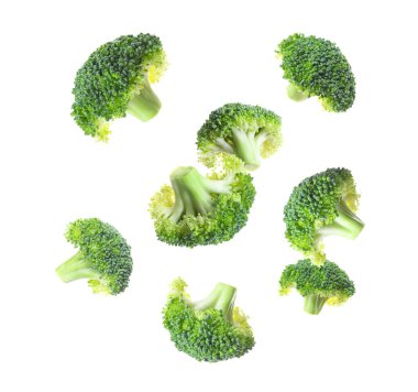 Beyaz arkaplana düşen taze yeşil brokoli