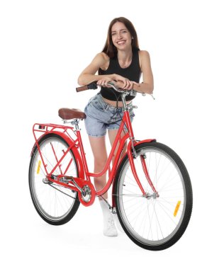 Beyaz arka planda kırmızı bisikletli gülümseyen kadın.
