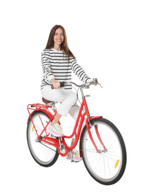 Beyaz arka planda kırmızı bisiklet süren gülümseyen kadın.