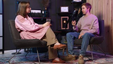 Podcast yardımcı sunucuları stüdyoda talk show kaydediyor.