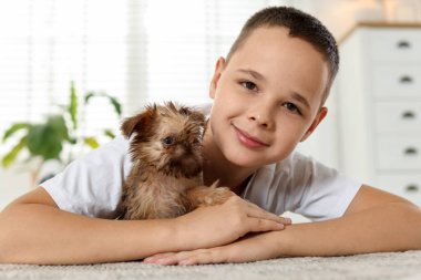 Evdeki sevimli Griffon köpekli çocuk. Evcil hayvan