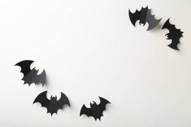 Cadılar Bayramı dekoru. Siyah kağıt yarasalar beyaz arka planda, düz yerde. Metin için boşluk