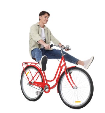 Beyaz arka planda kırmızı bisiklete binen yakışıklı adam.