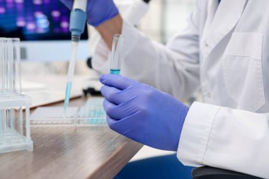 Genetik araştırması. Mikro pipet ve mikro plakalı bilim adamı laboratuarda çalışıyor.