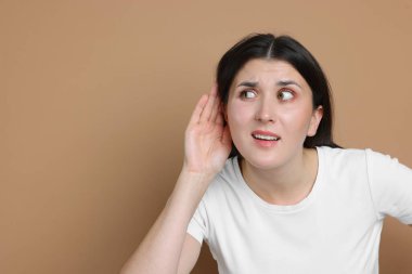 Bej arka planda göğüs göğüse hareket gösteren bir kadın. Metin için boşluk