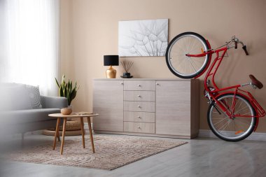 Dolabın yanındaki kırmızı bisiklet çok şık.