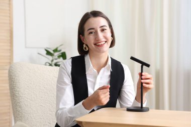 Podcast sunucusu içerideki talk show 'u kaydediyor, kamera görüntüsü