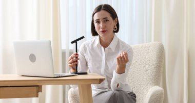 Podcast sunucusu içerideki talk show 'u kaydediyor, kamera görüntüsü