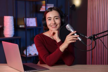 Podcast sunucusu içerideki talk show 'u kaydediyor, kamera görüntüsü