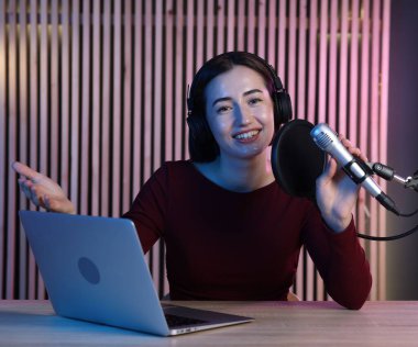 Stüdyoda podcast sunucusu kayıt programı, kameradan görüntü