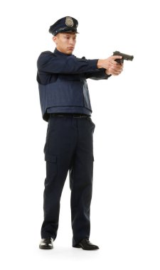 Beyaz arka planda silahlı, üniformalı genç bir polis.