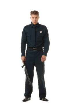 Beyaz arka planda copu olan üniformalı genç polis.