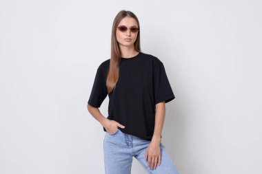 Beyaz arka planda siyah tişört giyen bir kadın. Tasarım için model