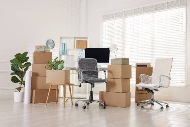 Taşınma günü. Mukavva kutular, bilgisayar ve mobilyalar ofiste.