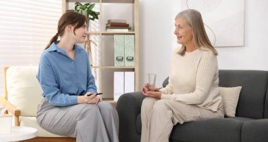 Ofiste hastayla çalışan profesyonel psikoterapist.