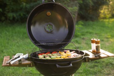 Vejetaryen barbeküsü. Farklı pişmiş sebzelerle ızgara.