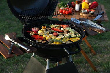 Vejetaryen barbeküsü. Farklı pişmiş sebzelerle ızgara.