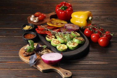 Vejetaryen barbeküsü. Ahşap masada servis edilen lezzetli ızgara sebzeler.