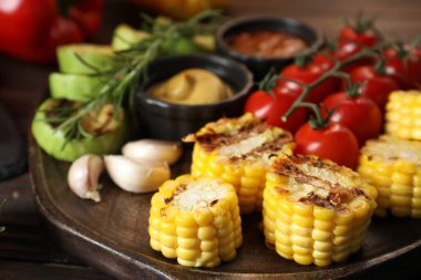 Vejetaryen barbeküsü. Ahşap masada servis edilen lezzetli ızgara sebzeler, yakın plan.