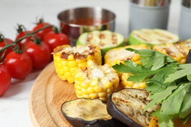 Vejetaryen barbeküsü. Beyaz masada servis edilen lezzetli ızgara sebzeler, yakın plan.