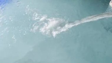 Kapalı yüzme havuzu ve su perdesi. Spa ve rahatla