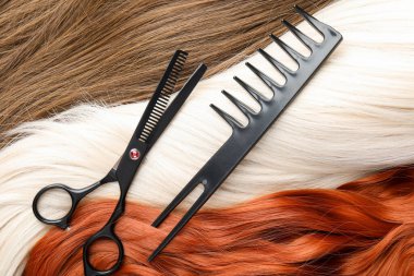 Makas ve tarak farklı renklerde güzel saçlar, üst görünüm