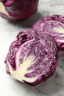 Beyaz mermer masada taze kırmızı lahanalar, yakın plan.