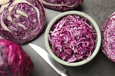 Taze kırmızı lahana ve bıçak gri masada, düz yatıyordu.