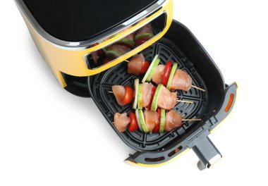 Çiğ tavuk ve sebzeli şişler, tavuğa izole edilmiş, üst manzara.