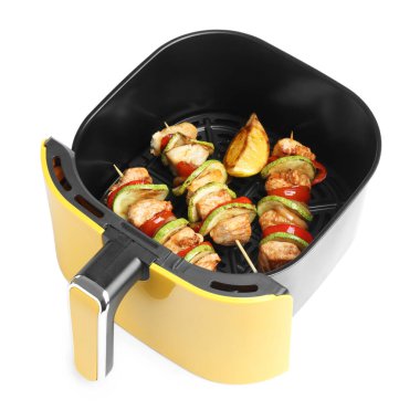 Kızarmış tavuk ve sebzeli şişler ve tavuklu kızartma sepeti beyaza izole edilmiş.