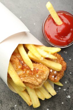 İngiliz Geleneksel Balık ve patates kızartması.