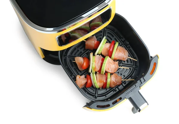 Çiğ tavuk ve sebzeli şişler, tavuğa izole edilmiş, üst manzara.