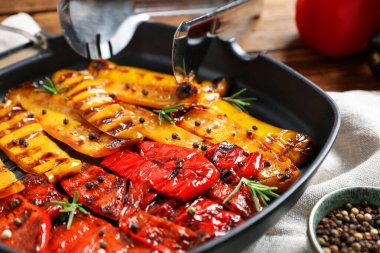 Lezzetli ızgara biber ve tavada baharat, yakın plan.